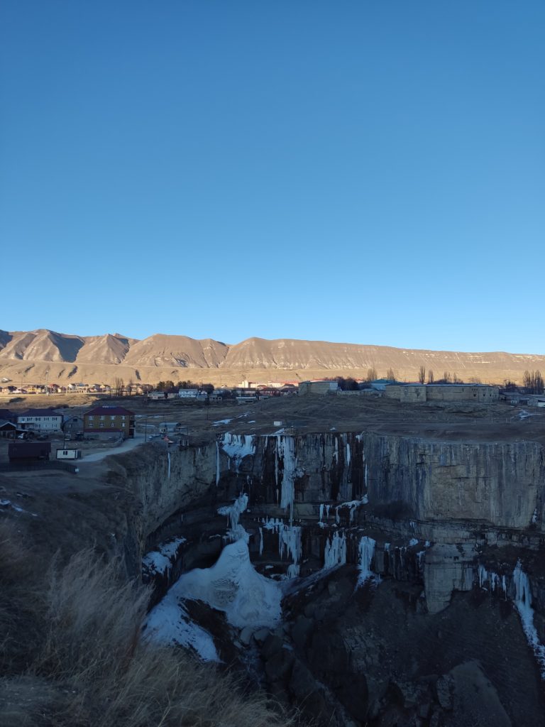Водопад Тобот в Дагестане зимой